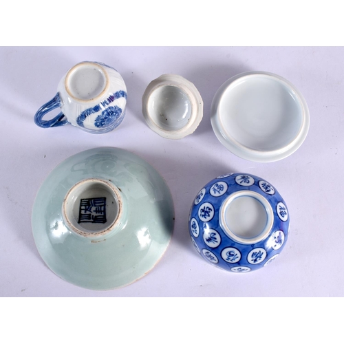 236 - Collection of oriental porcelain, a custard cup and cover, glazed bowl, two blue and white bowls, on... 