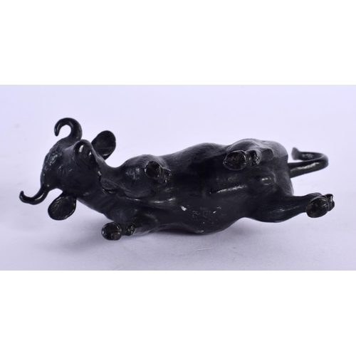 296A - A 19TH CENTURY EUROPEAN GRAND TOUR BRONZE FIGURE OF A BULL. 9 cm x 6 cm.