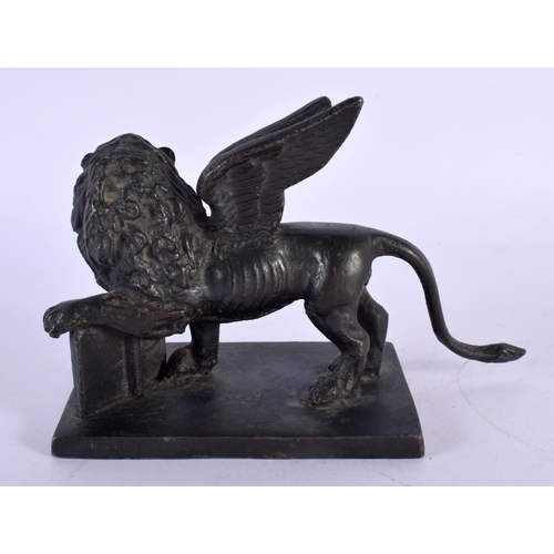 296C - A 19TH CENTURY EUROPEAN GRAND TOUR BRONZE FIGURE OF A WINGED LION modelled upon a rectangular base. ... 