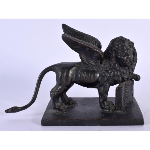 296C - A 19TH CENTURY EUROPEAN GRAND TOUR BRONZE FIGURE OF A WINGED LION modelled upon a rectangular base. ... 