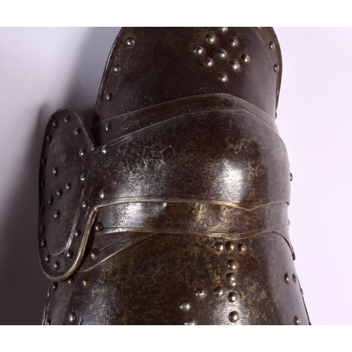 297A - A PAIR OF 18TH/19TH CENTURY CONTINENTAL SUIT OF ARMOUR LEG GUARDS probably German or Italian. 70 cm ... 