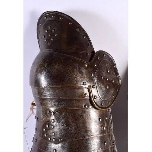 297A - A PAIR OF 18TH/19TH CENTURY CONTINENTAL SUIT OF ARMOUR LEG GUARDS probably German or Italian. 70 cm ... 