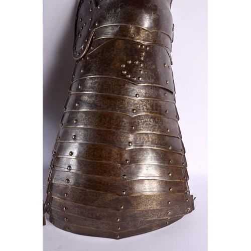 297A - A PAIR OF 18TH/19TH CENTURY CONTINENTAL SUIT OF ARMOUR LEG GUARDS probably German or Italian. 70 cm ... 