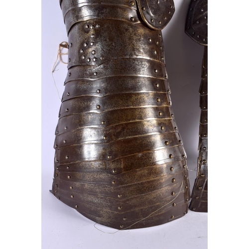 297A - A PAIR OF 18TH/19TH CENTURY CONTINENTAL SUIT OF ARMOUR LEG GUARDS probably German or Italian. 70 cm ... 