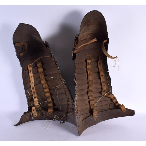 297A - A PAIR OF 18TH/19TH CENTURY CONTINENTAL SUIT OF ARMOUR LEG GUARDS probably German or Italian. 70 cm ... 