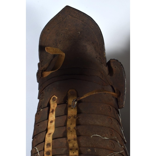 297A - A PAIR OF 18TH/19TH CENTURY CONTINENTAL SUIT OF ARMOUR LEG GUARDS probably German or Italian. 70 cm ... 