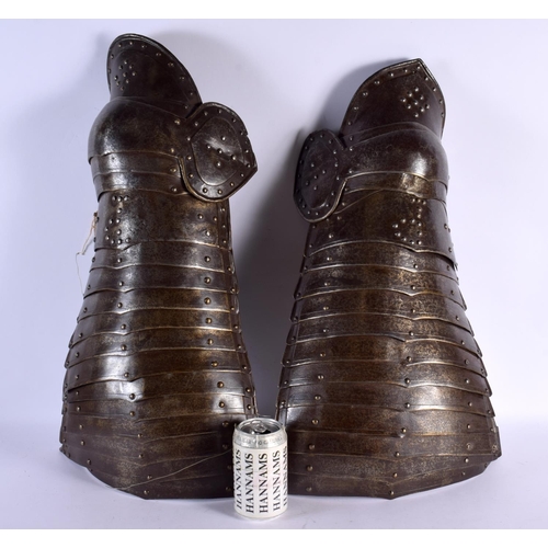 297A - A PAIR OF 18TH/19TH CENTURY CONTINENTAL SUIT OF ARMOUR LEG GUARDS probably German or Italian. 70 cm ... 