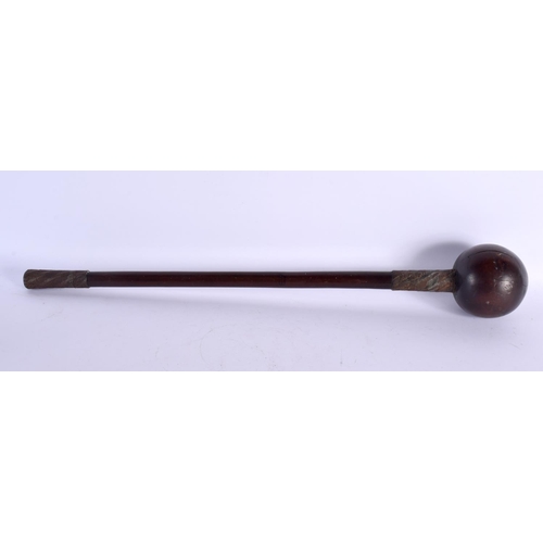 298B - A GOOD ANTIQUE TRIBAL CARVED KNOBKERRIE THROWING HARDWOOD CLUB. 63 cm long.