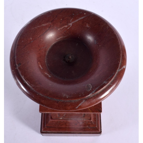 299A - A 19TH CENTURY EUROPEAN GRAND TOUR RED MARBLE PEDESTAL URN. 22 cm high.