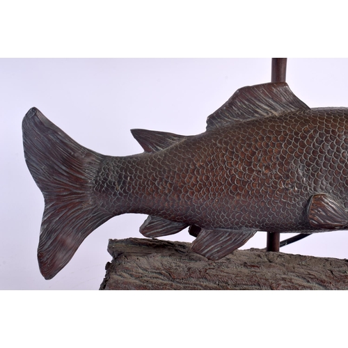 318 - A LOVELY FISHERMANS LODGE CARP ON LOG FISHING LAMP with matching shade. 58 cm x 32 cm.