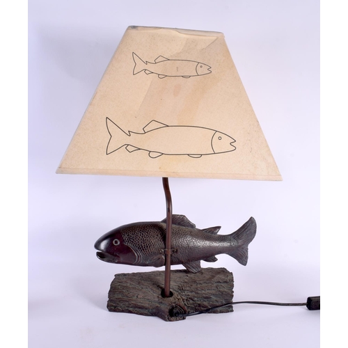 318 - A LOVELY FISHERMANS LODGE CARP ON LOG FISHING LAMP with matching shade. 58 cm x 32 cm.