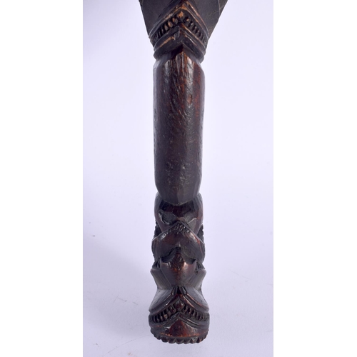 369 - AN UNUSUAL EARLY 20TH CENTURY MAORI TRIBAL NEW ZEALAND CARVED WOOD CLUB possibly a Wahaiki, with fla... 