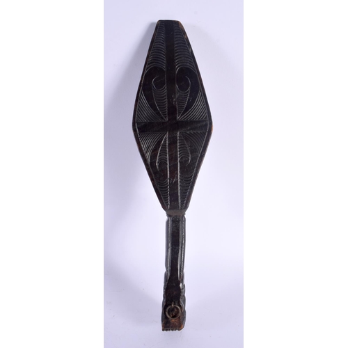 369 - AN UNUSUAL EARLY 20TH CENTURY MAORI TRIBAL NEW ZEALAND CARVED WOOD CLUB possibly a Wahaiki, with fla... 