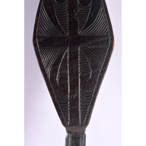 369 - AN UNUSUAL EARLY 20TH CENTURY MAORI TRIBAL NEW ZEALAND CARVED WOOD CLUB possibly a Wahaiki, with fla... 