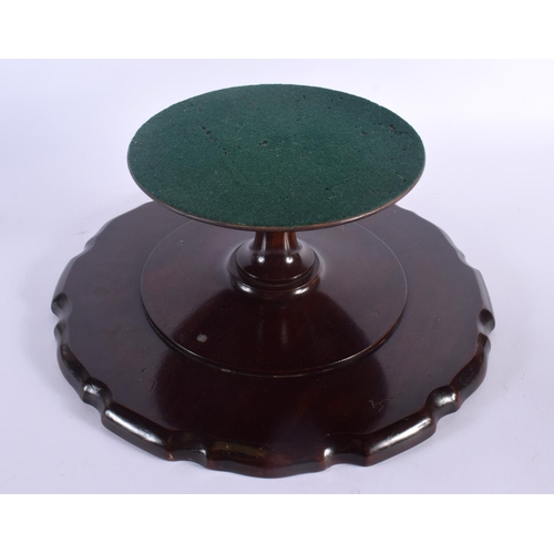 373 - AN EDWARDIAN MAHOGANY LAZY SUSAN. 35 cm wide.