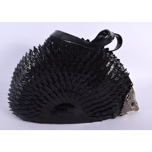 424 - A CHARMING NOVELTY BLACK LEATHER HEDGEHOG HANDBAG. 33 cm x 20 cm.