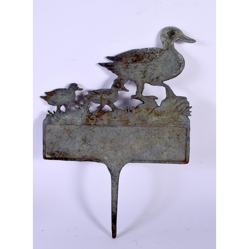 428 - A CHARMING NOVELTY DUCK CROSSING BRONZE SIGN. 27 cm x 15 cm.