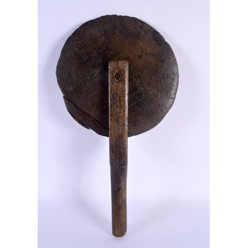 460 - A PRIMITIVE FOLK ART TREEN SPINNING WHEEL. 35 cm long.