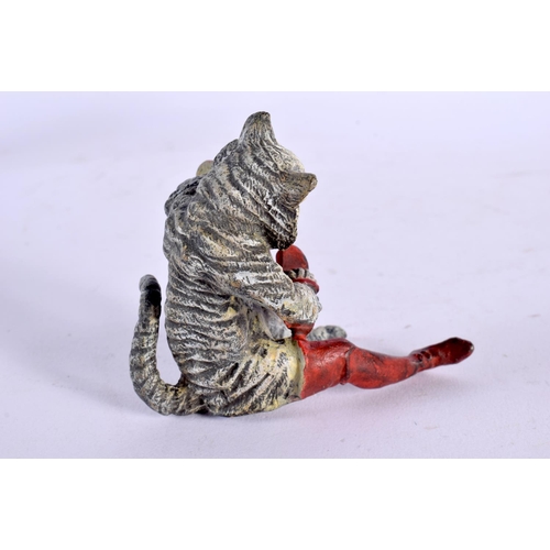 562 - A CONTEMPORARY COLD PAINTED BRONZE CAT. 7 cm x 6 cm.