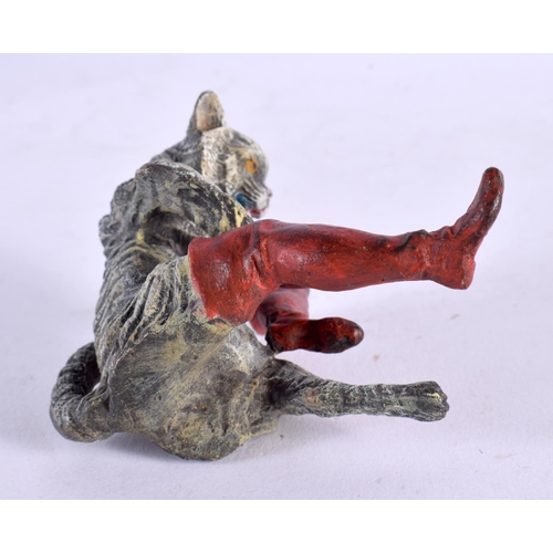 562 - A CONTEMPORARY COLD PAINTED BRONZE CAT. 7 cm x 6 cm.