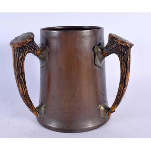 585 - AN ANTIQE TRIBAL HORN MOUNTED MUG. 16 cm x 14 cm.