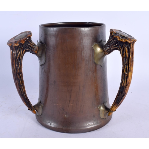 585 - AN ANTIQE TRIBAL HORN MOUNTED MUG. 16 cm x 14 cm.