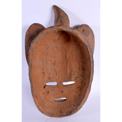 680 - A SOUTH AMERICAN TRIBAL POTTERY MASK. 33 cm x 15 cm.