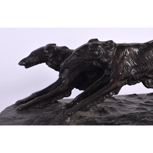 694 - A CONTEMPORARY BRONZE SCULPTURE OF HUNTING DOGS After Bayre. 30 cm wide.