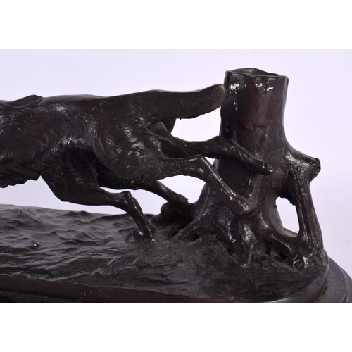 694 - A CONTEMPORARY BRONZE SCULPTURE OF HUNTING DOGS After Bayre. 30 cm wide.