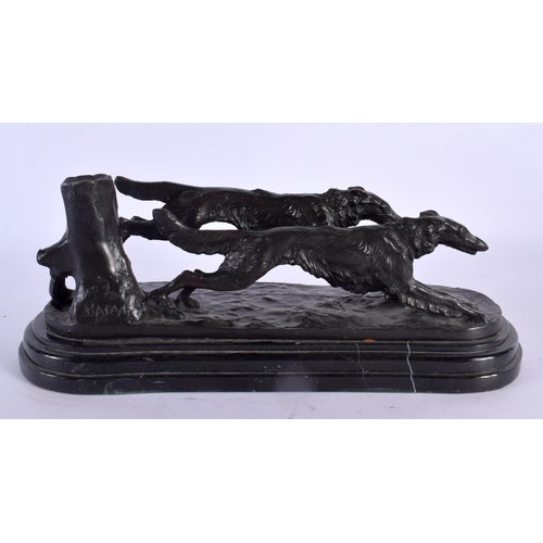 694 - A CONTEMPORARY BRONZE SCULPTURE OF HUNTING DOGS After Bayre. 30 cm wide.