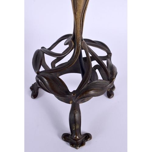 695B - AN ART NOUVEAU FRENCH BRONZE COUNTRY HOUSE LAMP. 48 cm high.