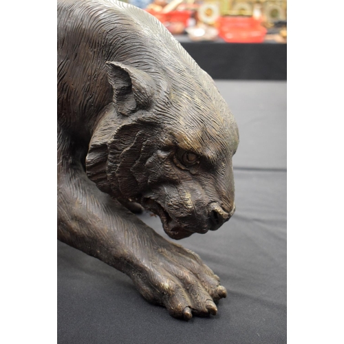 699 - A LARGE CONTEMPORARY BRONZE FIGURE OF A PANTHER modelled in a roaming stance. 100 cm x 30 cm.