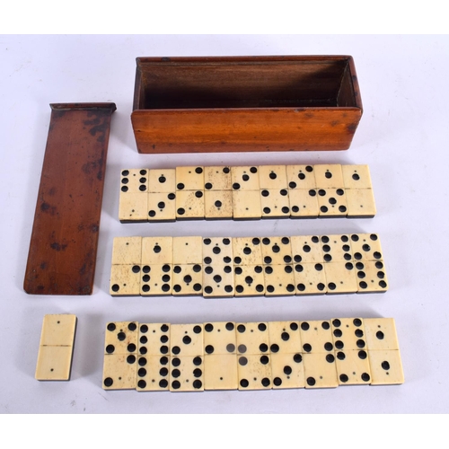 705 - A SET OF GEORGE III BONE DOMINOS. Case 18 cm wide. (qty)