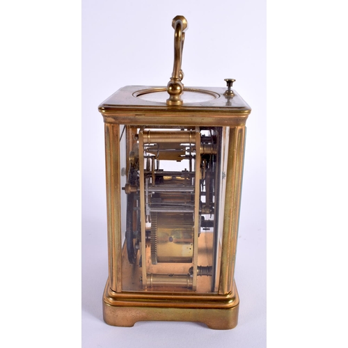 715C - A FRENCH REPEATING BRASS CARRIAGE CLOCK. 16 cm high inc handle.