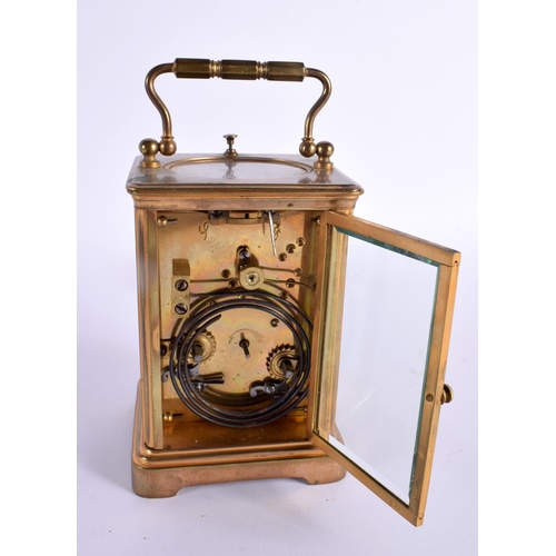 715C - A FRENCH REPEATING BRASS CARRIAGE CLOCK. 16 cm high inc handle.