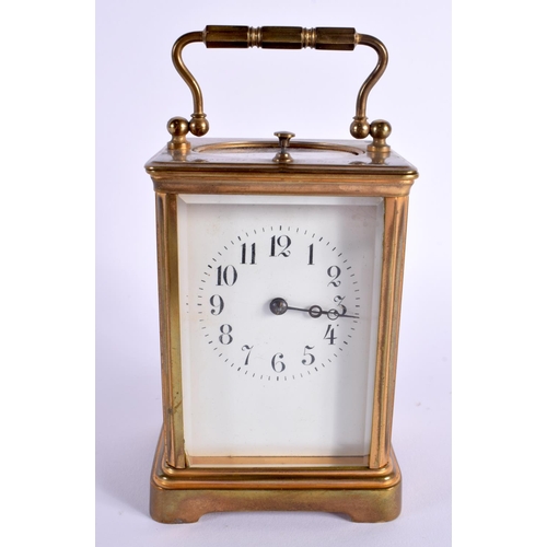 715C - A FRENCH REPEATING BRASS CARRIAGE CLOCK. 16 cm high inc handle.