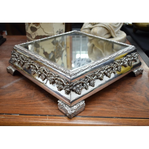 723L - A VERY LARGE EARLY 20TH CENTURY SILVER PLATED MIRRORED TABLE PLATTER. 48 cm square.