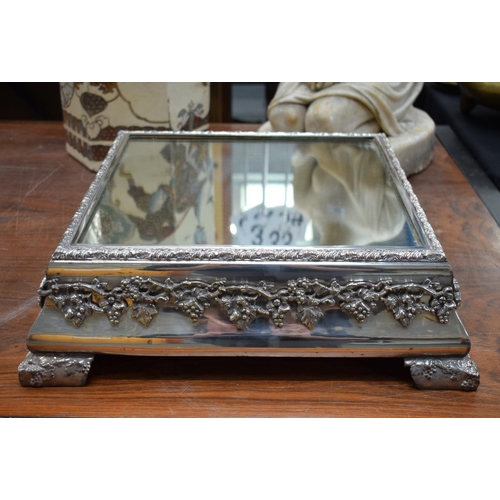 723L - A VERY LARGE EARLY 20TH CENTURY SILVER PLATED MIRRORED TABLE PLATTER. 48 cm square.