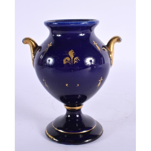 85 - AN EARLY 20TH CENTURY FRENCH TWIN HANDLED BLUE PORCELAIN VASE Sevres style. 12 cm high.