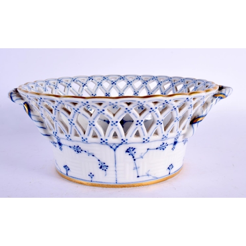 96 - AN UNUSUAL ANTIQUE COPENHAGEN RETICULATED CHESTNUT BASKET painted with sprigs. 22 cm wide.