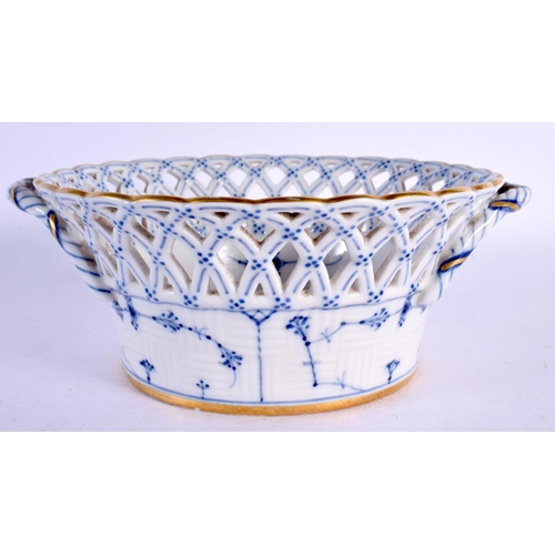 96 - AN UNUSUAL ANTIQUE COPENHAGEN RETICULATED CHESTNUT BASKET painted with sprigs. 22 cm wide.