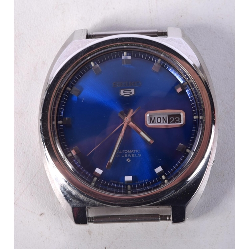 1012 - A SEIKO BLUE DIAL WATCH. 4 cm wide inc crown.