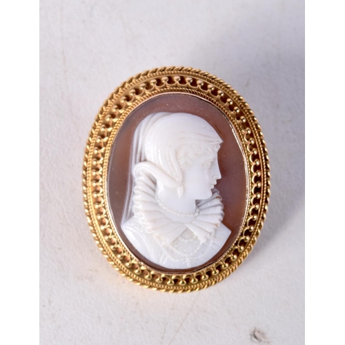 1015 - A VINTAGE YELLOW METAL CAMEO BROOCH. 5 grams. 2.5 cm x 2 cm.