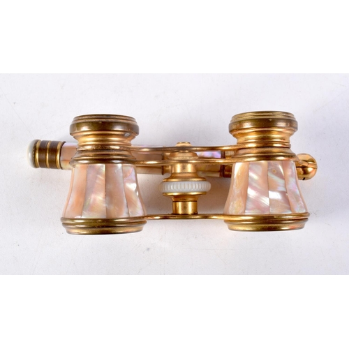 1017 - A PAIR OF MOTHER OF PEARL OPERA GLASSES. 9.5 cm x 4.5 cm extended.