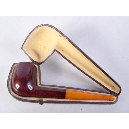 1024 - AN AMBER TIPPED PIPE. 14 cm wide.