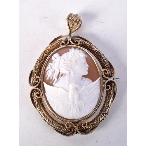 1025 - A LARGE YELLOW METAL CAMEO BROOCH. 23 grams. 9 cm x 6 cm.