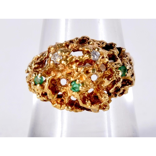 1031 - AN 18CT GOLD DIAMOND AND EMERALD TUTTI FRUITY RING. O. 5.8 grams.