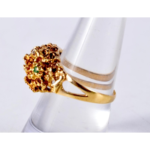 1031 - AN 18CT GOLD DIAMOND AND EMERALD TUTTI FRUITY RING. O. 5.8 grams.