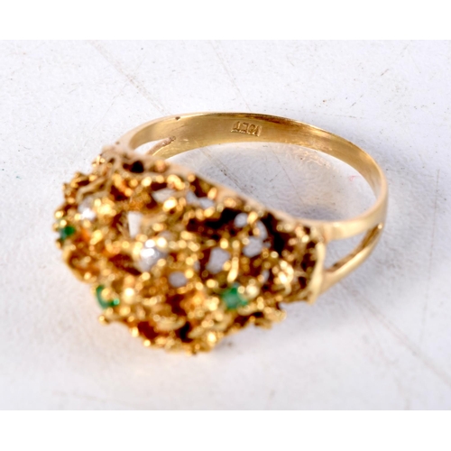 1031 - AN 18CT GOLD DIAMOND AND EMERALD TUTTI FRUITY RING. O. 5.8 grams.