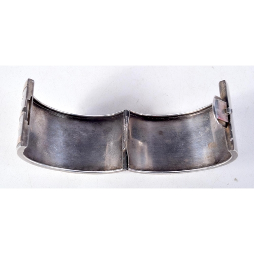 1038 - A VINTAGE SILVER TWO TONE BANGLE. 50 grams. 5.75 cm wide.